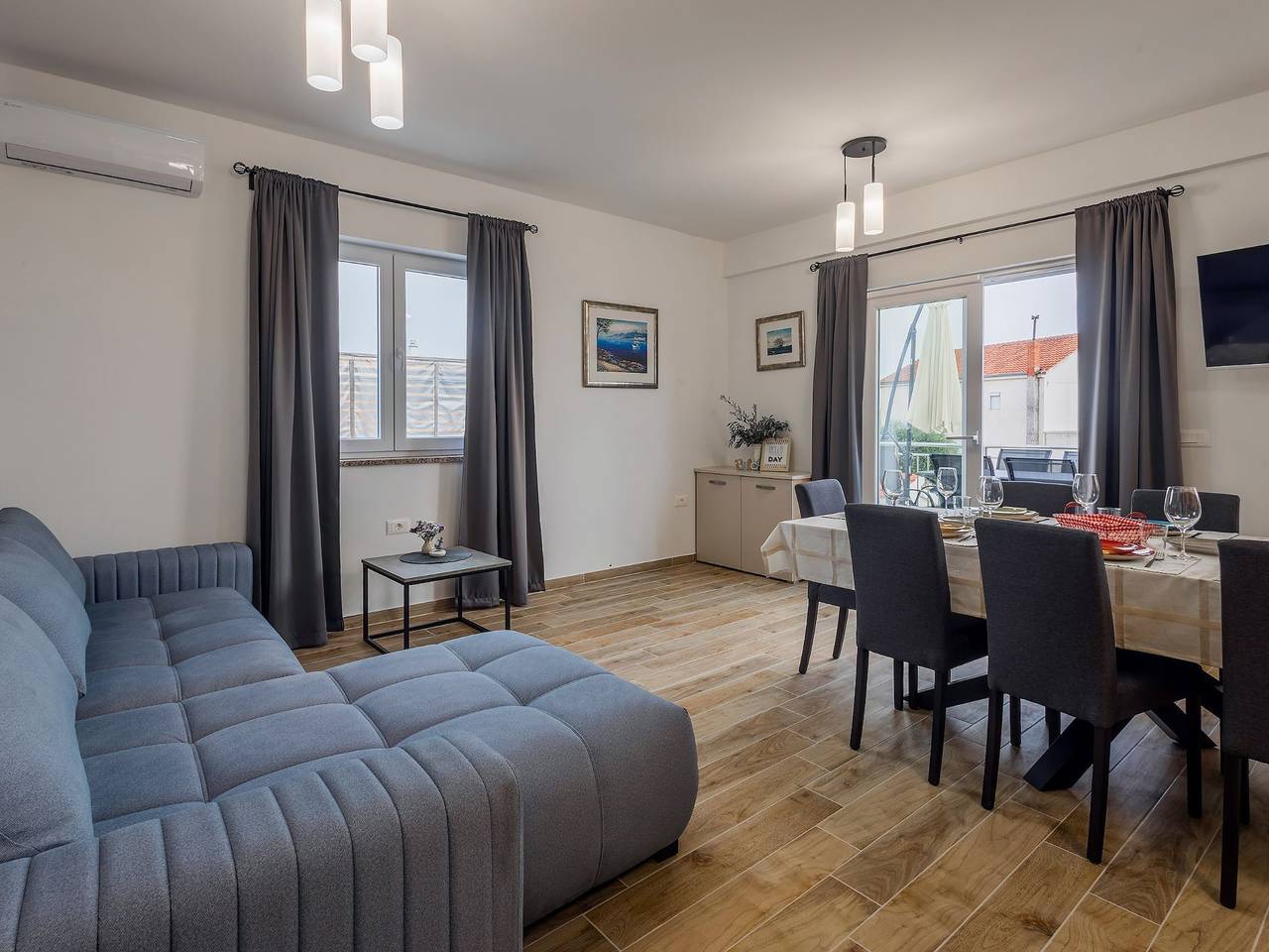 Holiday Home Milutin 1 - Four Bedroom Holiday Home with Private Pool in Vrsi, Zadar