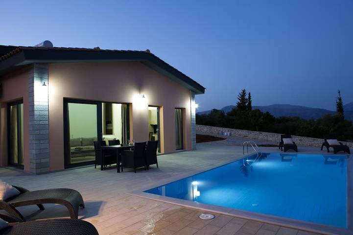 Villa for 6 people, with balcony and garden in Meganisi