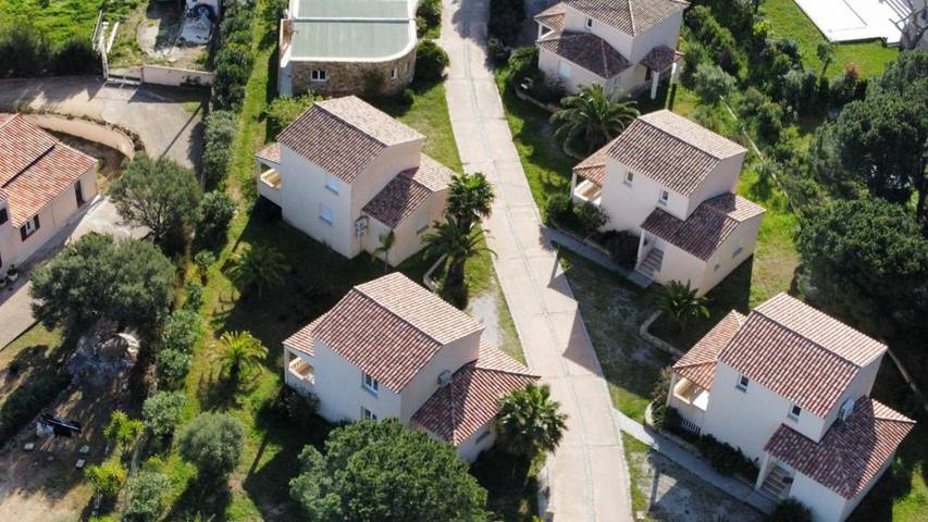 Villa pour 8 personnes, avec jacuzzi ainsi que piscine et jardin, adapté aux familles à Calvi - 4