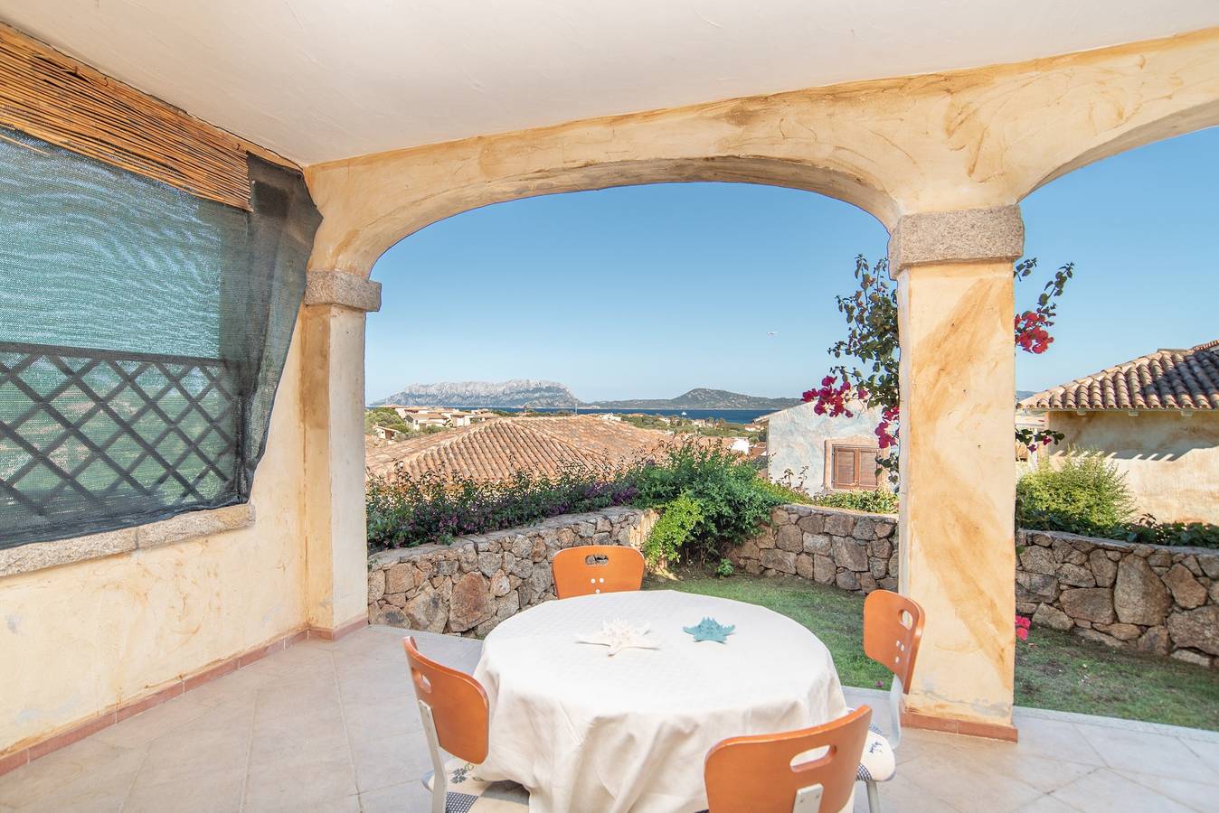 Appartement entier, Maison de vacances « Sardaigne vue mer piscine et spa » avec piscine et jacuzzi in Pittulongu, Olbia