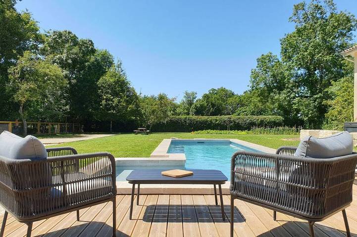 Gîte pour 5 personnes, avec terrasse ainsi que piscine et jardin à Queyrac