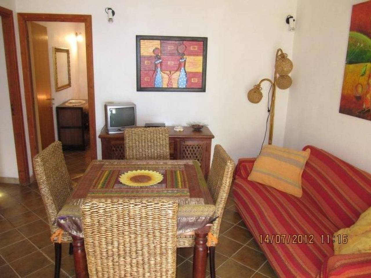 Geranium dammuso mit Blick aufs Wasser in Isola di Pantelleria (Italia), Provincia di Trapani