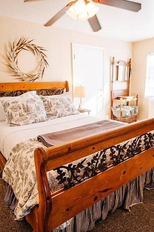 Al Fresco dining with lake views, boat slip & game room in Bass Lake