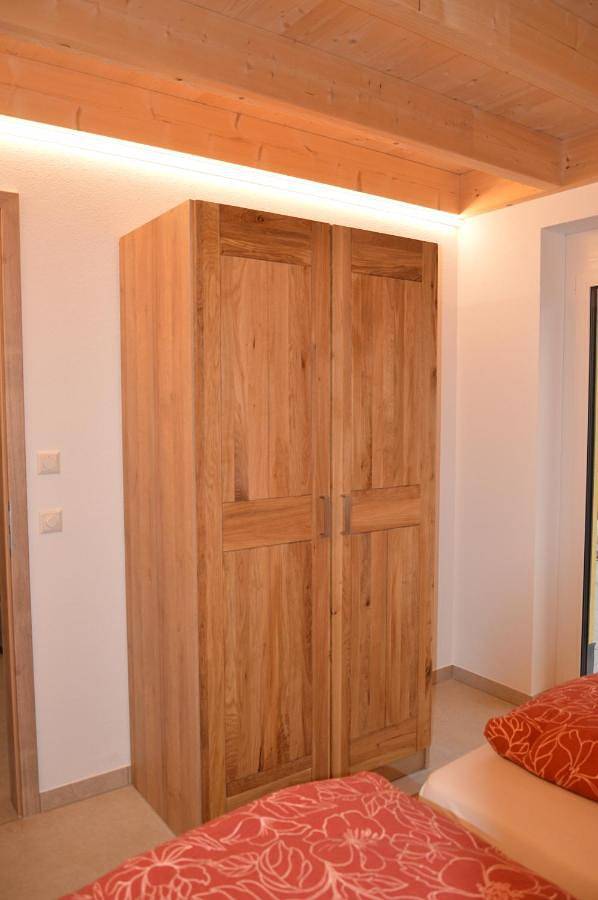 Ganze Wohnung, Ferienwohnung, 2 Zimmer, 4 bis 6 Personen, 67 qm, mit großem Balkon, entlang am Fluss, an der Aach, am Bodensee, nah am Naturschutzgebiet in Singen, Hegau