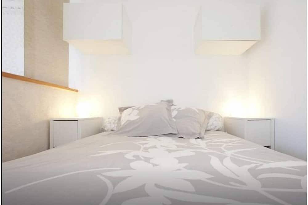Apartamento entero, Estudio encantador, tranquilo, patio, 2-4p in Fontvieille, Region de Arles