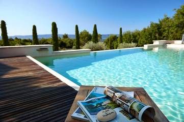 Hôtel pour 2 personnes, avec vue ainsi que jardin et piscine, animaux acceptés à Joucas