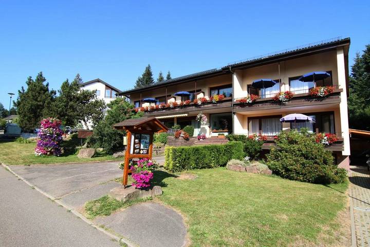 Gästehaus für 2 Personen, mit Balkon und Terrasse sowie Garten und Ausblick in Bad Wildbad