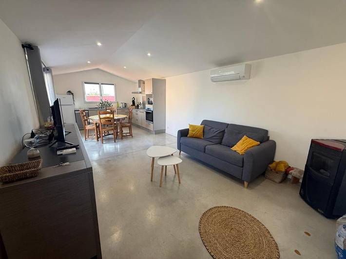 Location de vacances pour 4 personnes, avec vue ainsi que piscine et jardin à Théza