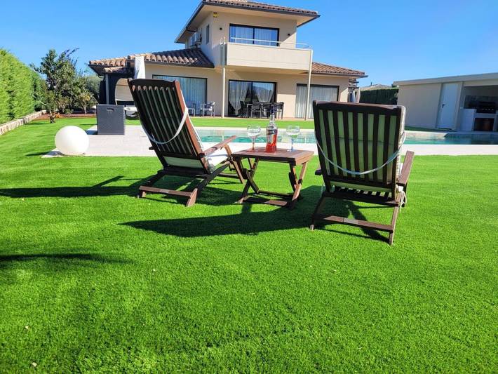 Location de vacances pour 8 personnes, avec vue ainsi que jardin et piscine à Navata - 3