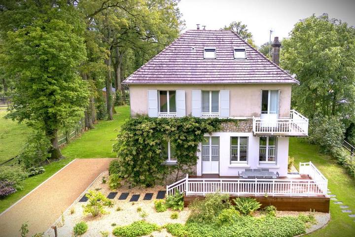 Location de vacances pour 10 personnes, avec terrasse et jardin à Yvré-l'Évêque