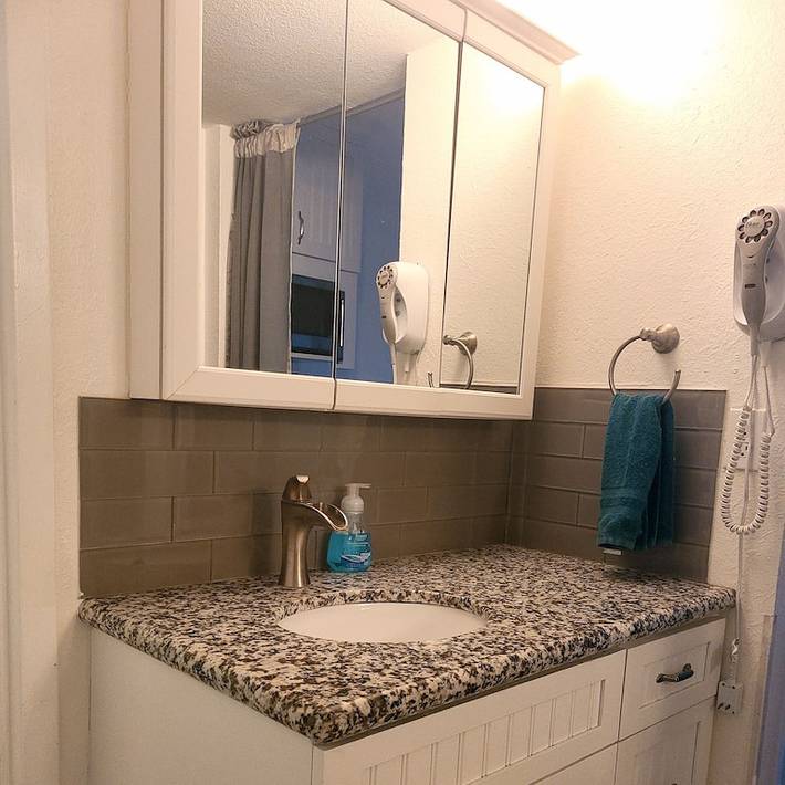 Vacation rental for 3 people, with balcony and pool in Treasure Island