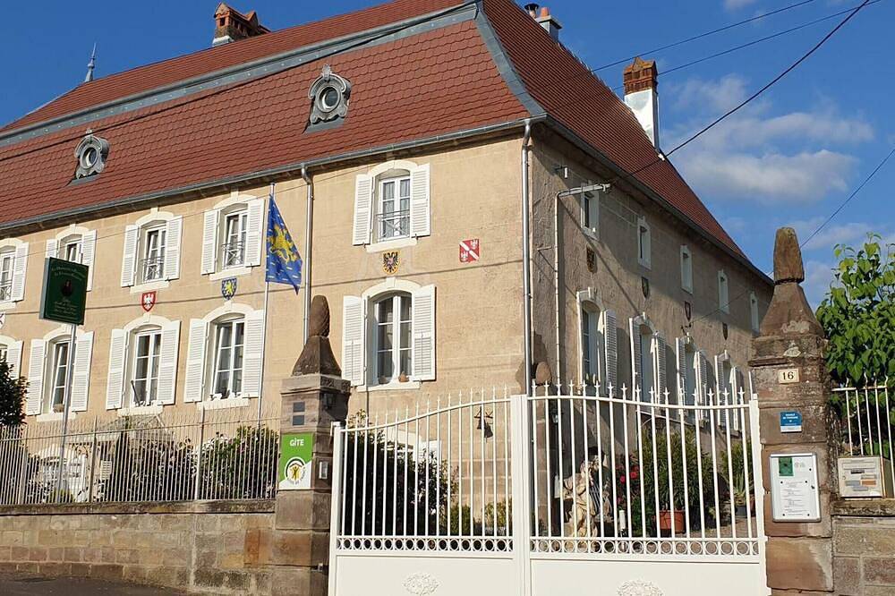 Gîte historique spacieux pour 12 pers, proche nature in Mersuay, Haute-Saône