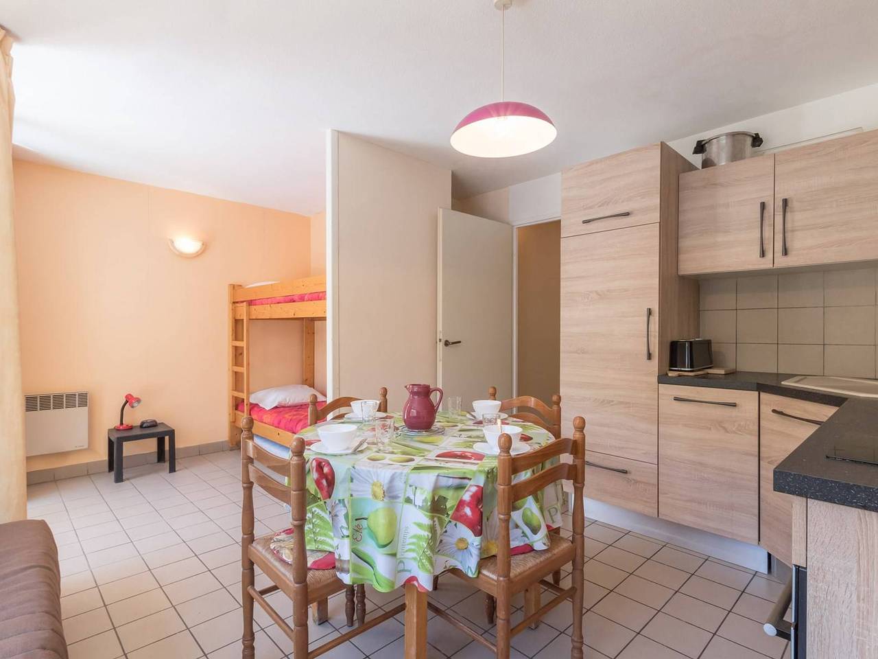 Apartamento entero, Estudio acogedor con balcón cerca del telecabina y centro ciudad, parking, admite mascotas in Briançon, Serre Chevalier