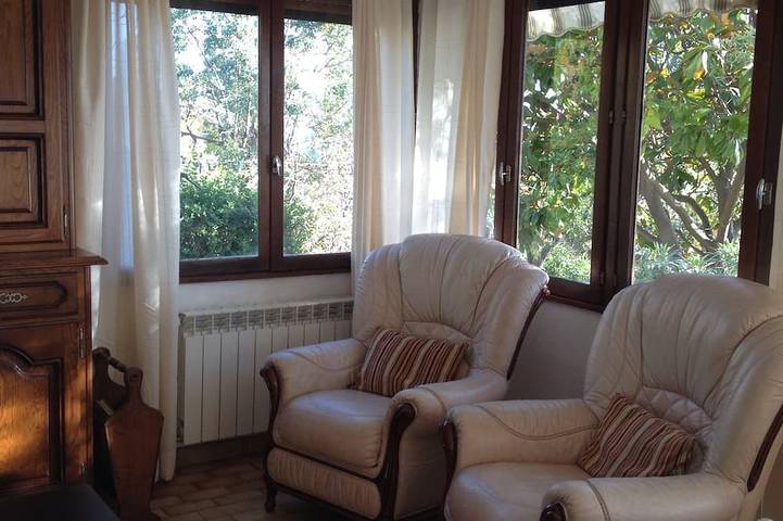 Ganze Wohnung, Erdgeschoss der Villa mit Blick auf die Spitze von Giens in Carqueiranne, Mittelmeerküste (Frankreich)