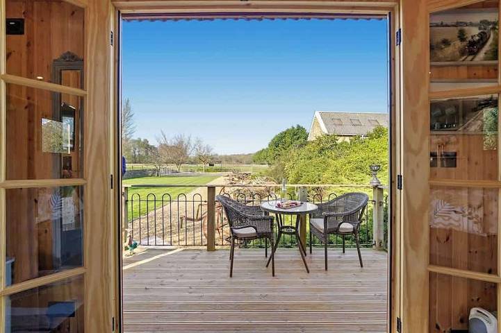 Holiday home for 2 people, with garden and balcony, with pets in Cirencester