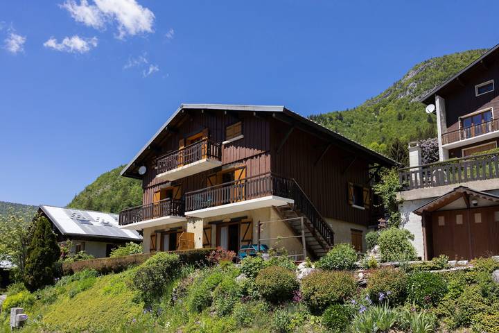 Entire apartment, Apartment "Le Berger" with Mountain View, Private Terrace, and Wi-Fi in Aillon-le-Jeune, Chambéry region