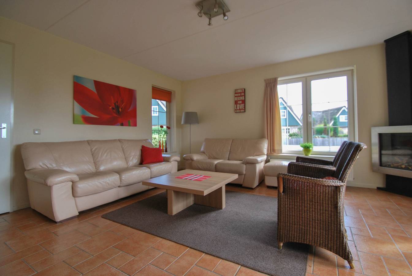 Beach Resort Makkum — Beach Villa with Wellness Hot Tub & Sauna - 6 persons in Makkum, Lake Ijssel