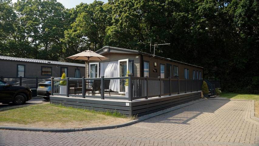 Vakantiehuis voor 6 personen, with tuin and sauna as well as whirlpool and zwembad in New Forest