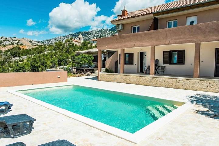 Apartament wakacyjny dla 5 osób, z basen i balkon w Lukovo