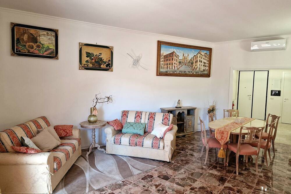 Appartamento intero, Casa Vacanze Fiore Ciampino Airport - Rome Station in Ciampino, Castelli Romani