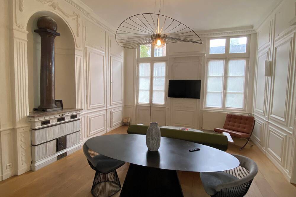 Entire apartment, Romantic apartment with round bed in the heart of the city in Amiens, Amiens region