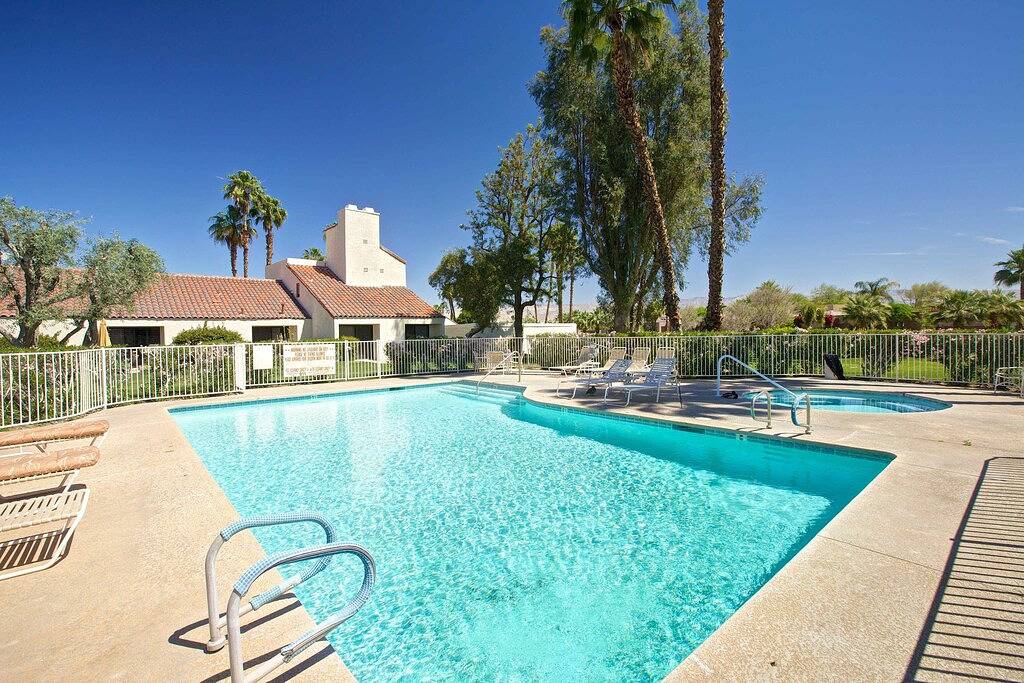 Renovierte Mission Hills Tennisvilla mit Bergblick von der privaten Dachterrasse in Rancho Mirage, Coachella Valley