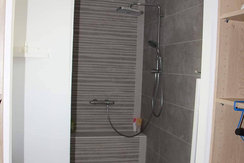 Contemporary detached house with private pool, close to the sea. in Sauvian, Côte d'Améthyste