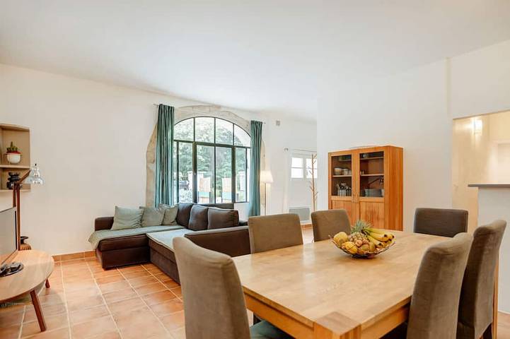Appartement de vacances pour 6 personnes, avec terrasse ainsi que jardin et piscine
