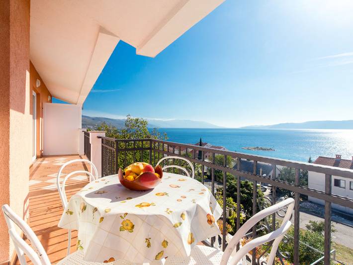 Ferienwohnung für 4 Personen, mit Garten und Balkon in Novi Vinodolski