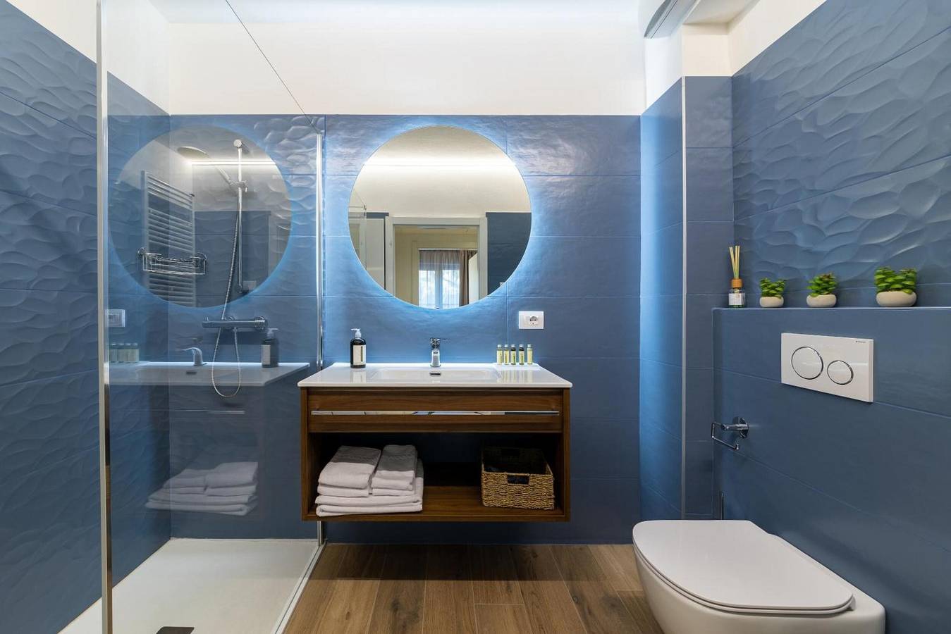 Ganze Wohnung, Apartment 'Boutique Red' mit Balkon, Wlan und Klimaanlage in Nago-Torbole, Gardasee-Berge