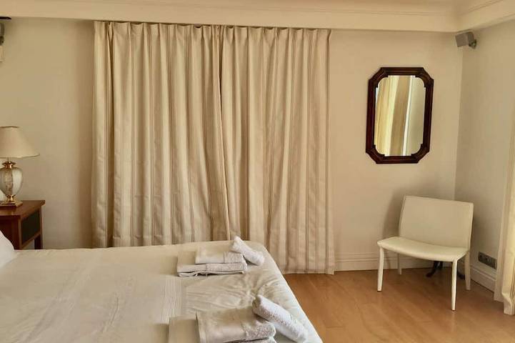 Location de vacances pour 8 personnes, avec jardin ainsi que balcon et piscine, animaux acceptés dans Office De Tourisme De Golf Juan - 4
