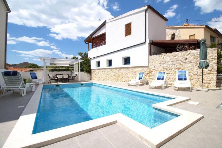 Villa pour 8 personnes, avec jardin ainsi que piscine et vue à Tisno