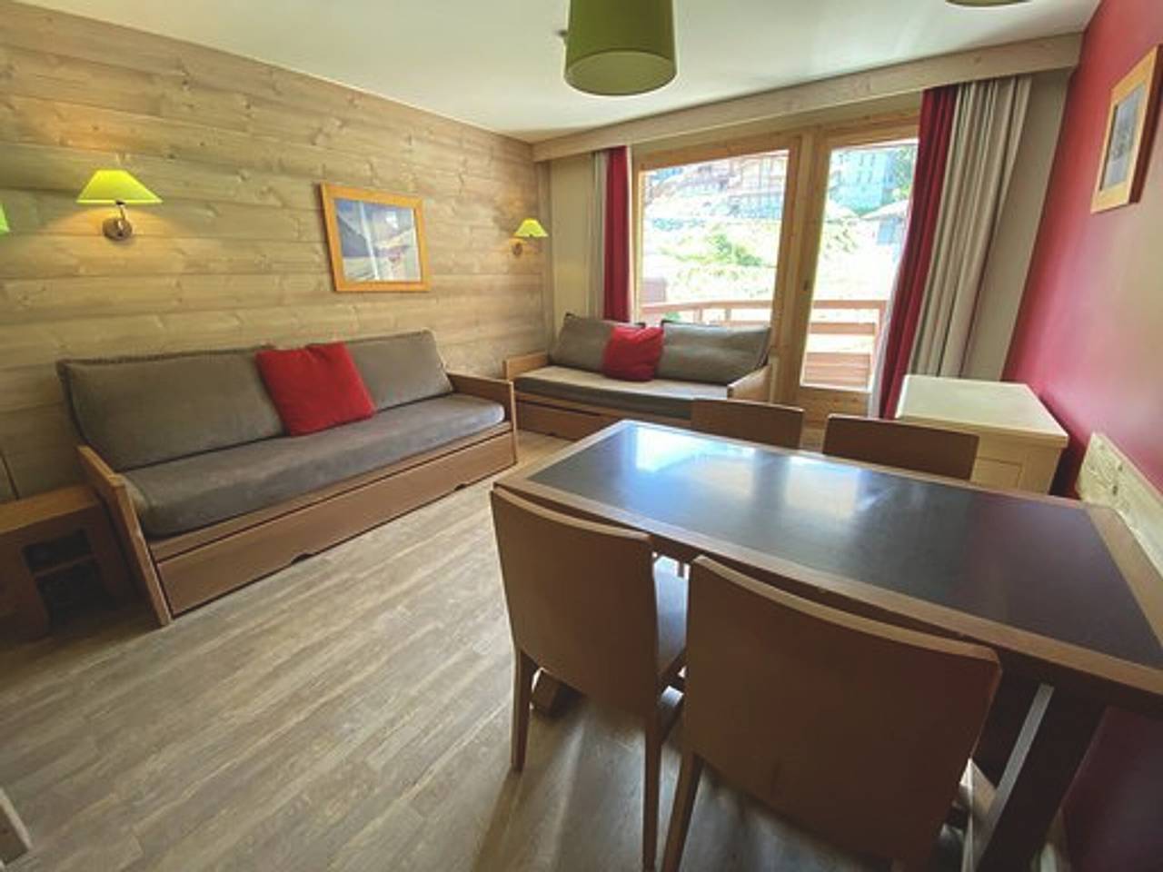 Appartement entier, Chalet centre La Tania, skis aux pieds, parking et animaux admis in La Tania, La Perrière