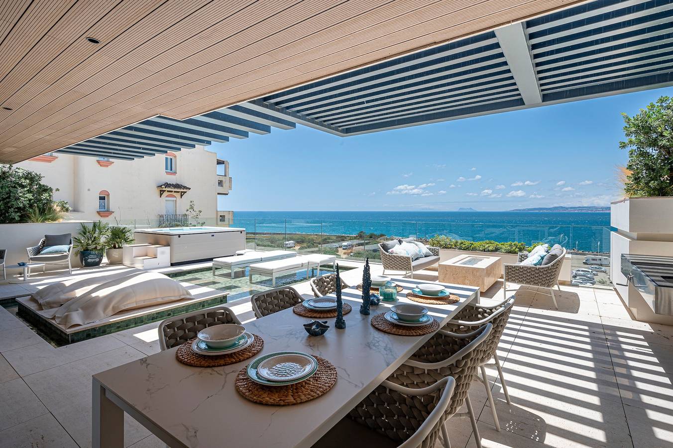 Ganze Wohnung, Ferienwohnung 'Luxury Front Line Beach' mit Meerblick, Wi-Fi und Klimaanlage in Puerto Deportivo de Estepona, Estepona