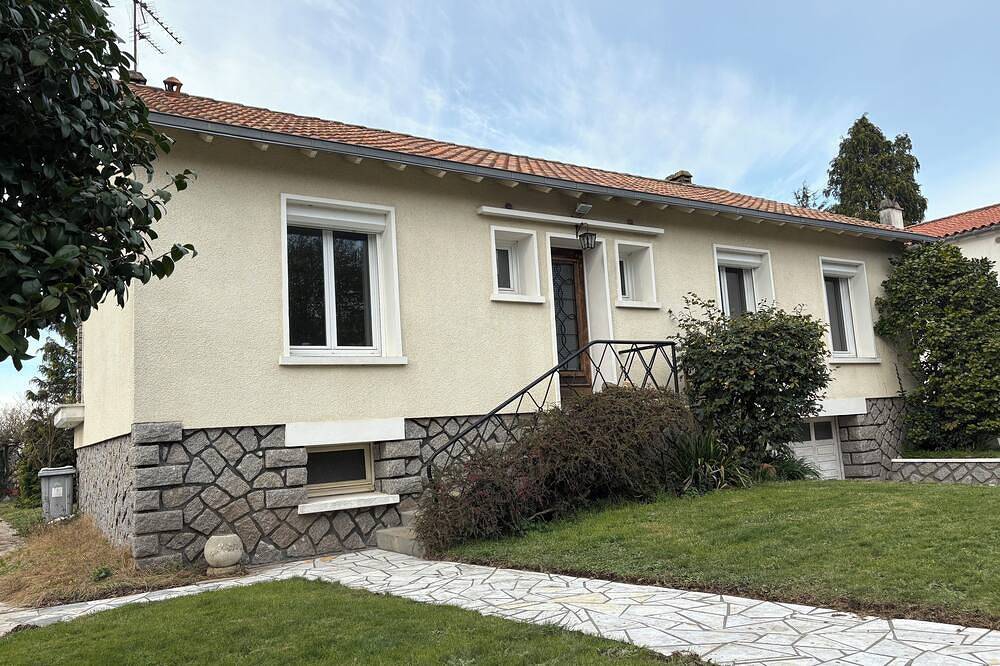 Leisure center and swimming pool 5 minutes away. Town center and Hyper U center 400m away. in Parthenay, Deux-Sèvres