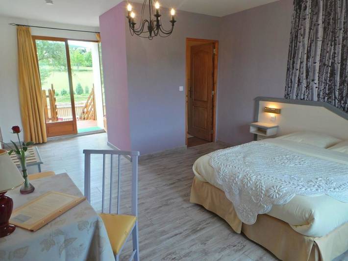Chambre d’hôte pour 2 personnes, avec piscine ainsi que jardin et vue, animaux acceptés à Ongles