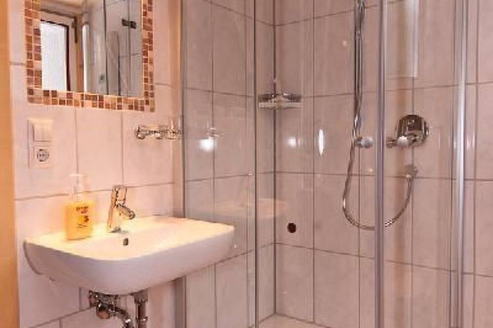 Nur-Dach-Ferienhaus für vier Personen in Neuhausen, Nordschwarzwald