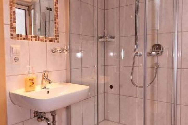 Nur-Dach-Ferienhaus für vier Personen in Neuhausen, Nordschwarzwald