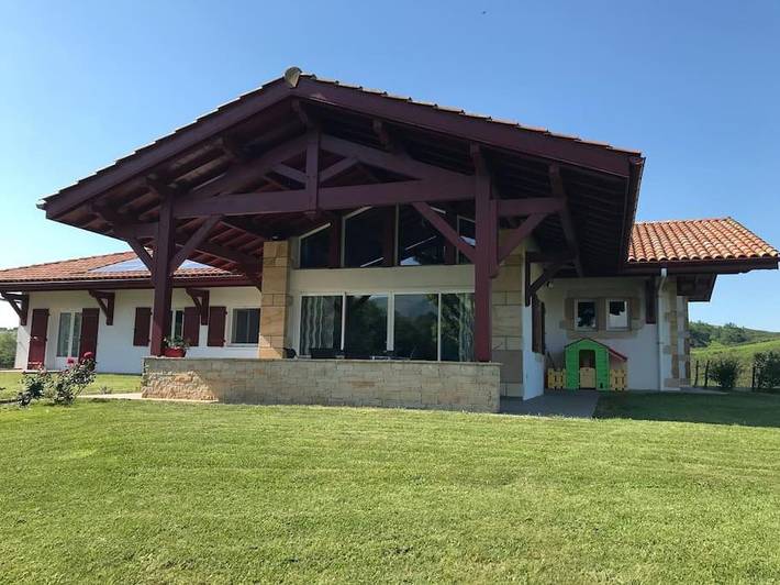 Location de vacances pour 8 personnes, avec terrasse ainsi que vue et jardin à Bidarray