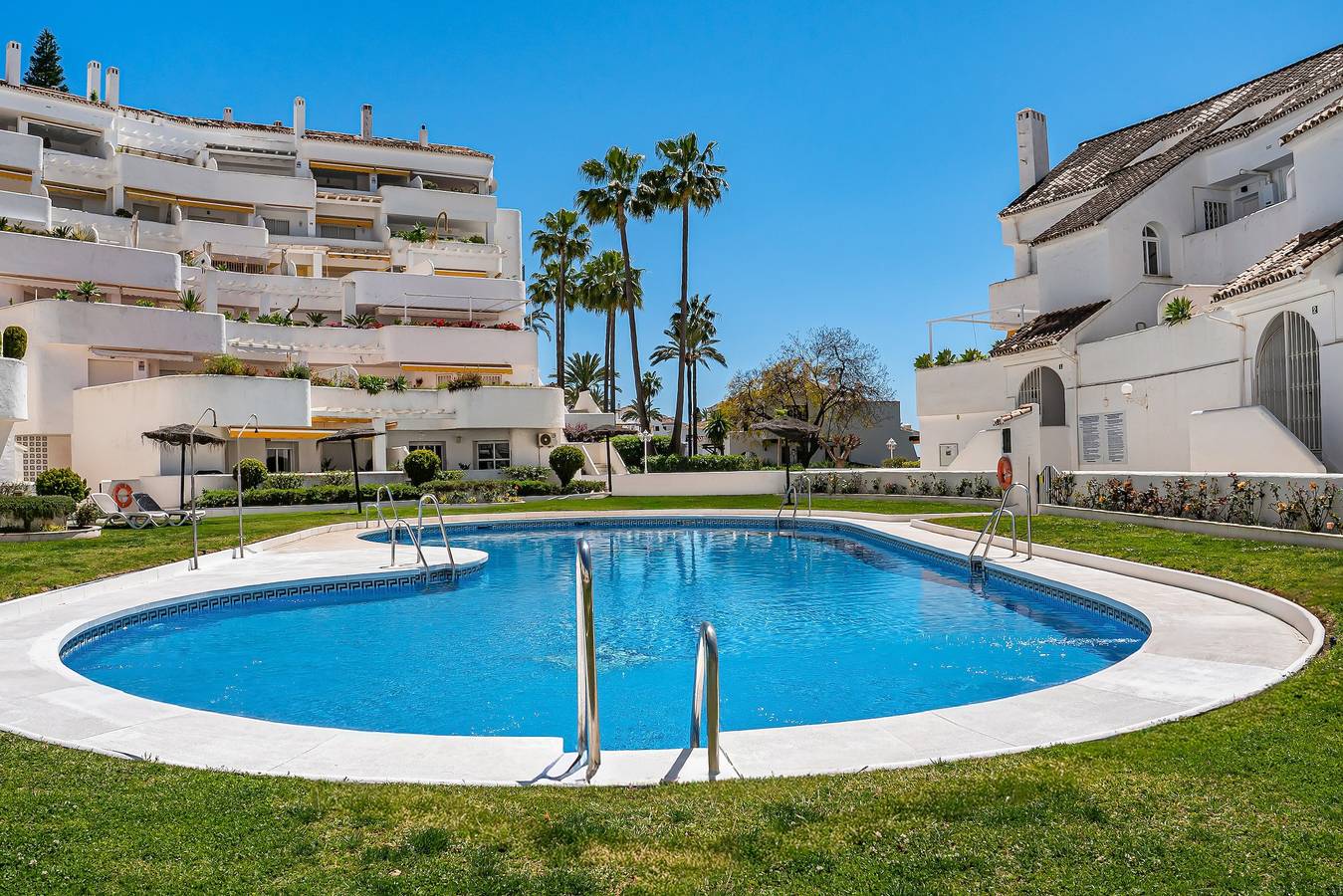 Apartamento inteiro, Apartamento 'Alexy' com vista mar, Wi-Fi e ar condicionado in Marbella West, Marbella