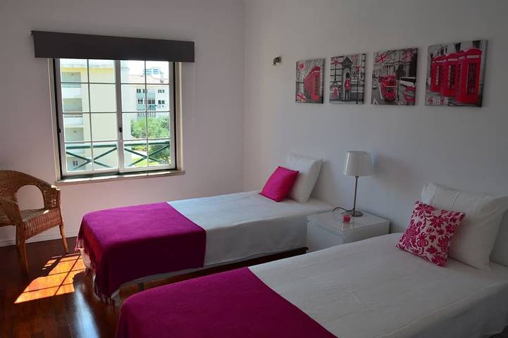 Geheel appartement, Jong en vol licht, Biedt Golf, 3 slaapkamers, 3 badkamers, A / C, maximaal 8 personen in Cascais e Estoril, Costa de Lisboa