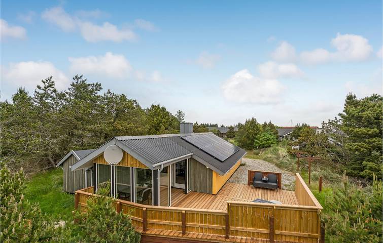 Ferieudlejning for 4 personer, med terrasse i Vorupør