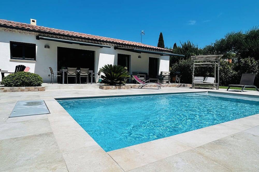 Villa contemporánea con aire acondicionado, 2 dormitorios, planta baja con jacuzzi Silencioso in Châteauneuf-de-Gadagne, Vaucluse