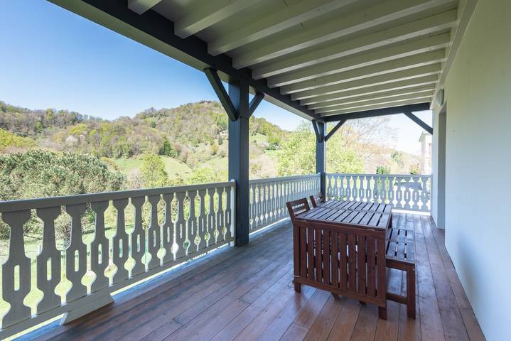 Apartamento entero, Precioso apartamento renovado en Bagnères-de-Bigorre, para 7 personas, vista a la montaña, terrazas in Bagnères-de-Bigorre, Altos Pirineos