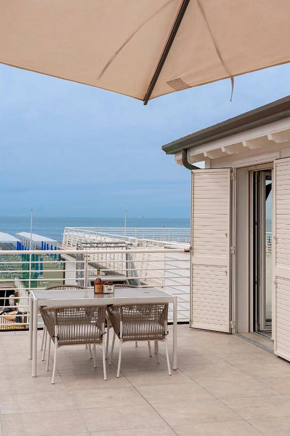 Ferienwohnung für 3 Personen, mit Balkon und Terrasse sowie Pool und Ausblick