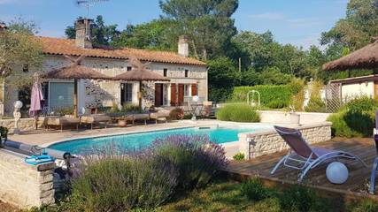 Gîte pour 2 personnes, avec piscine à Bussac-Forêt