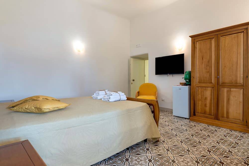 Entire apartment, Room 'Primo Piano - Camera 2' with Private Garden, Wi-Fi and Air Conditioning in Pulsano, Gulf of Taranto