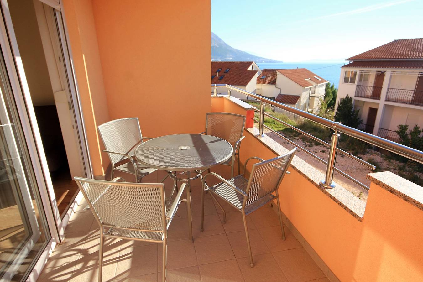 Ganze Wohnung, 1-Zimmer-Ferienwohnung mit Terrasse und Meerblick Duce, Omis A-9437-c in Dugi Rat, Omis-Riviera