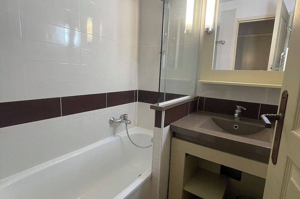 Ganze Wohnung, Stone and vacation apartment with covered parking space and pool access. in Le Dramont, Saint-Raphaël