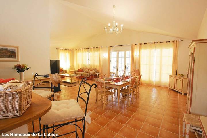 Villa pour 8 personnes, avec balcon et sauna ainsi que piscine et jardin, animaux acceptés à Fayence